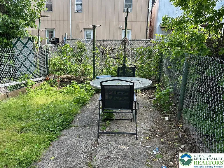 740 Laufer St — Photo 16