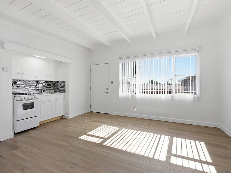 205-215 W Roderick Ave #6 — Photo 13