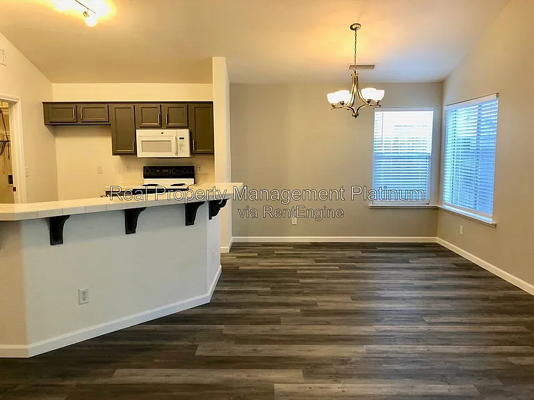 2667 Santa Ana Ave — Photo 14