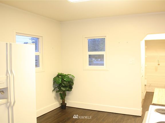 Kitchen eating area