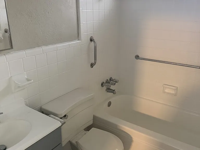 Colonial Apartments — Photo 9