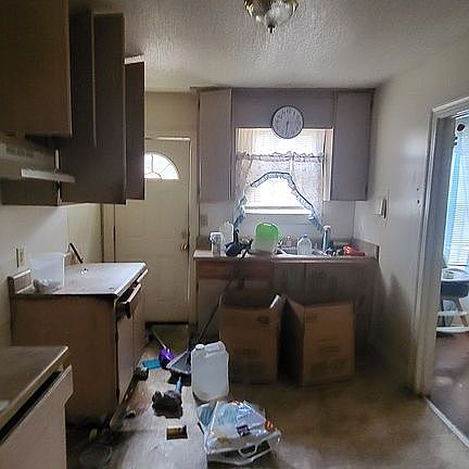 5th image of 14 Carrol Dr