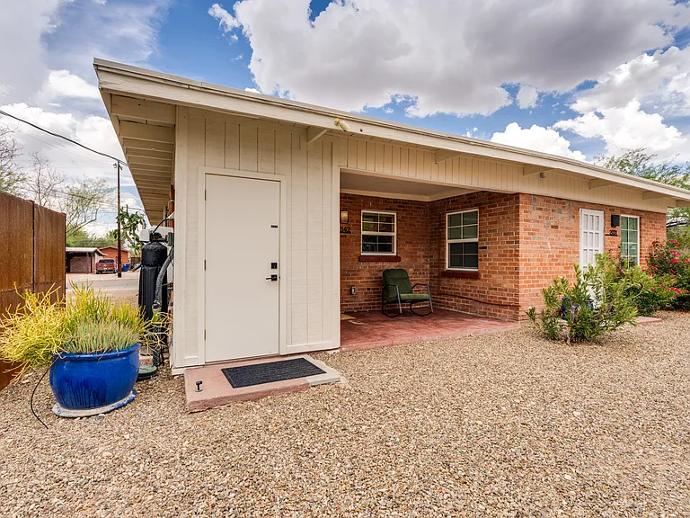 2542 E Seneca St — Photo 37