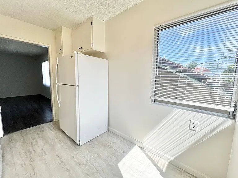 Top-Floor 1 Bedroom in Quiet Bluff Heights Courtyard Complex — Photo 7