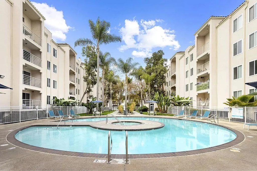La Regencia Apartments — Photo 2