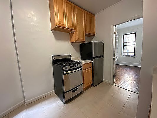 3rd image of 241 W 15th St #3R