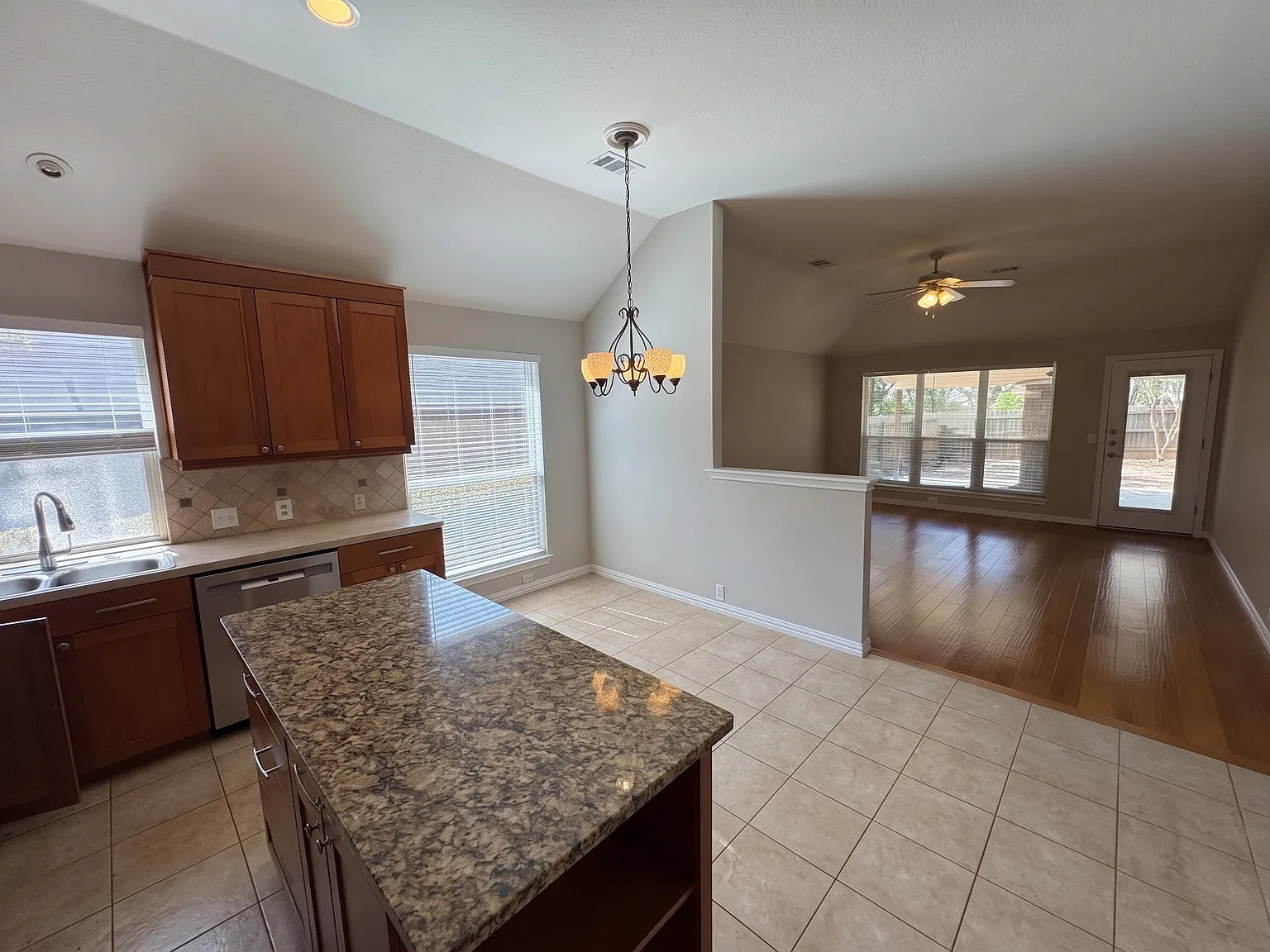 3 bed, 1851 sqft, $3,200 — Photo 4