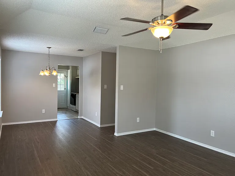 405 Augustine Dr — Photo 6