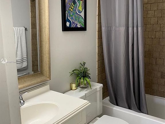 4th image of 3212 NE 12th St APT 204