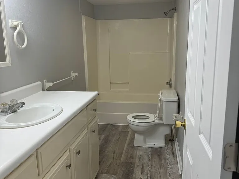 1046 E Locust St — Photo 7