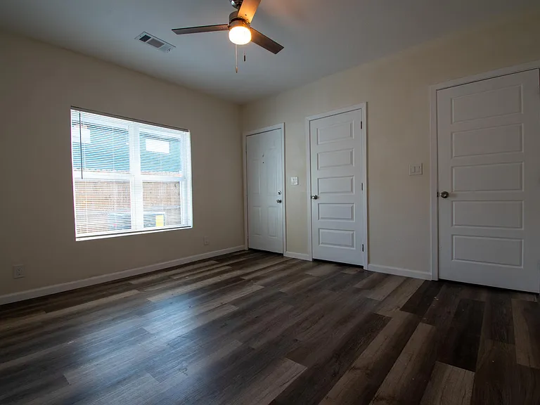 2207 S Vernon Ave — Photo 12