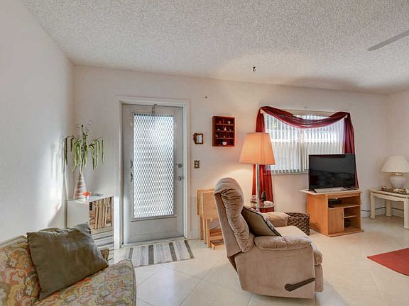 5th image of 39 Waterford Cir #B