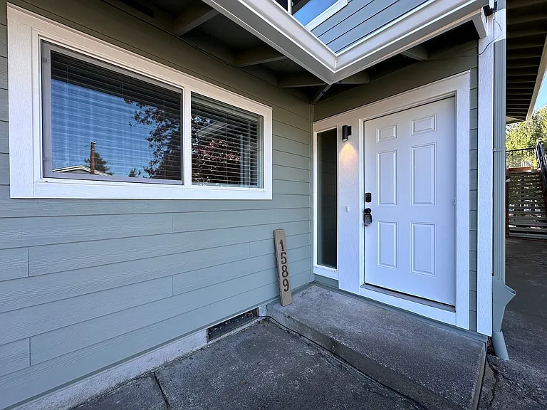 1589 NE Kane Dr — Photo 3