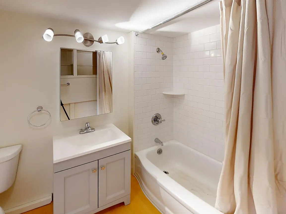 2 bed, 734 sqft, $1,900 — Photo 4
