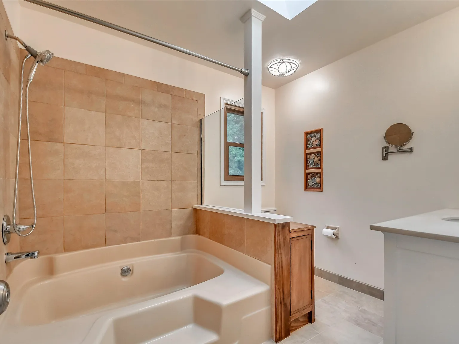 4 bed, 2.5 bath, 2484 sqft, $4,200 — Photo 3