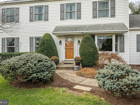 3rd image of 827 Plumtry Dr