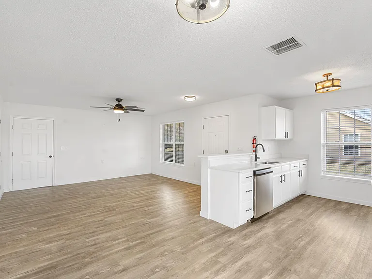 640 E Sunset St — Photo 9