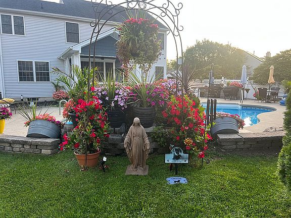 5th image of 409 Rustic Dr