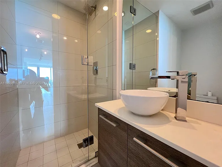 650 NE 32nd St #3305 — Photo 16