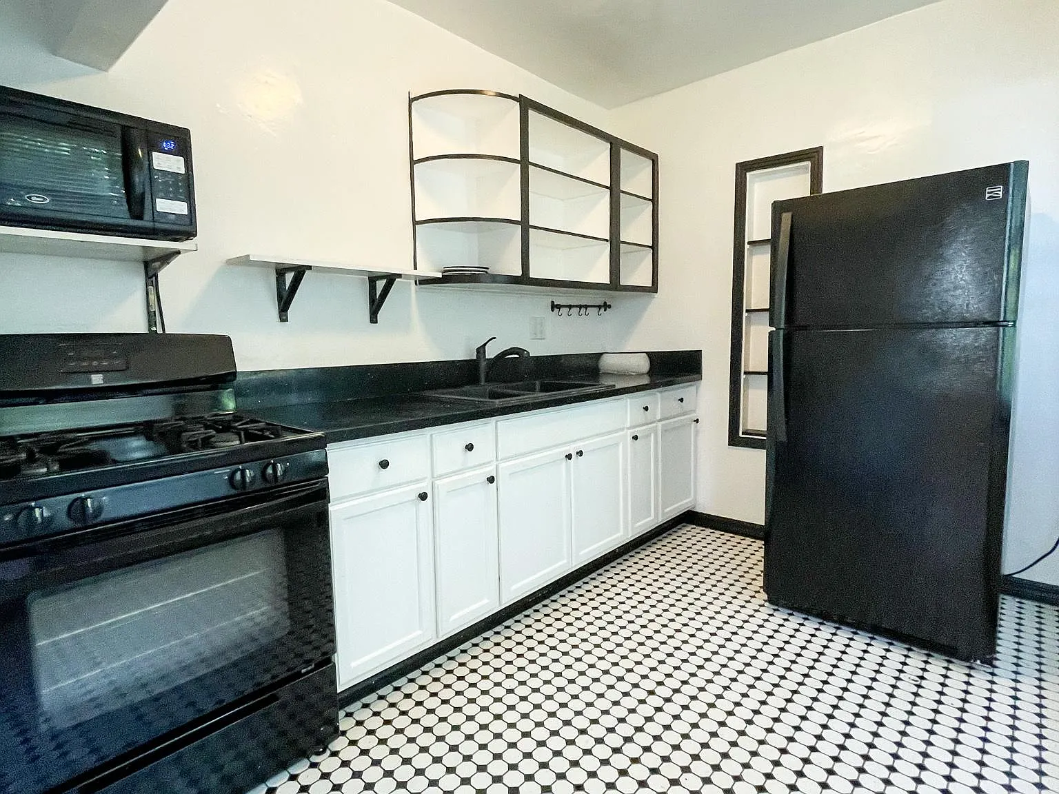 Studio, 400 sqft, $1,875 — Photo 3