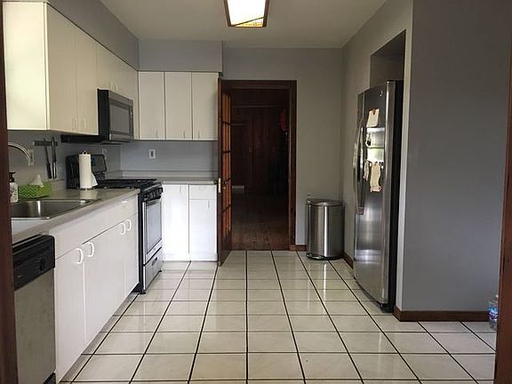 3rd image of 902 Hillview Ave