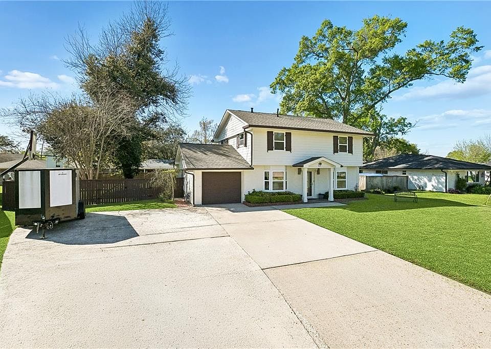 1st image of 110 Lake Park Dr