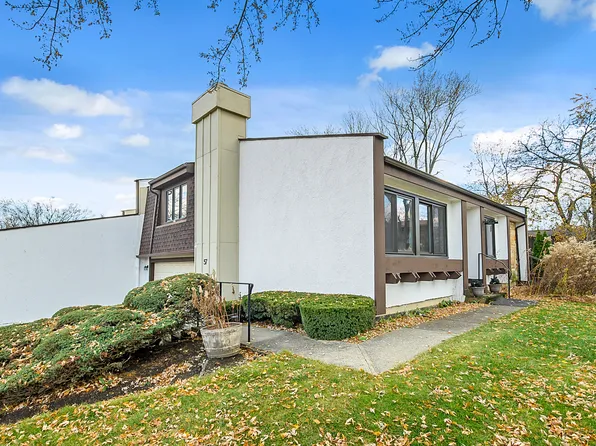 57 Briarwood Sq #0, La Grange, IL 60525
