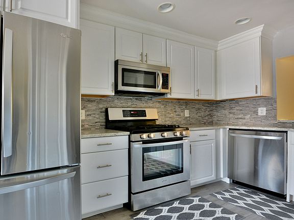 4th image of 1202 Scarborough Dr