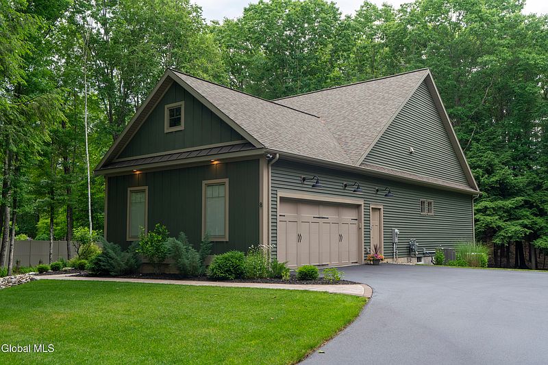 4th image of 8 Caitlin Court