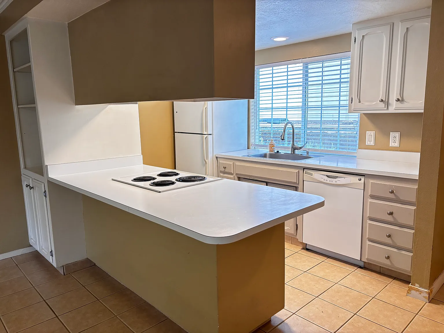 3154 Country Club Dr — Photo 3