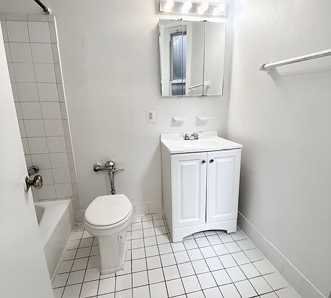 3rd image of 321 E 83rd St #4B