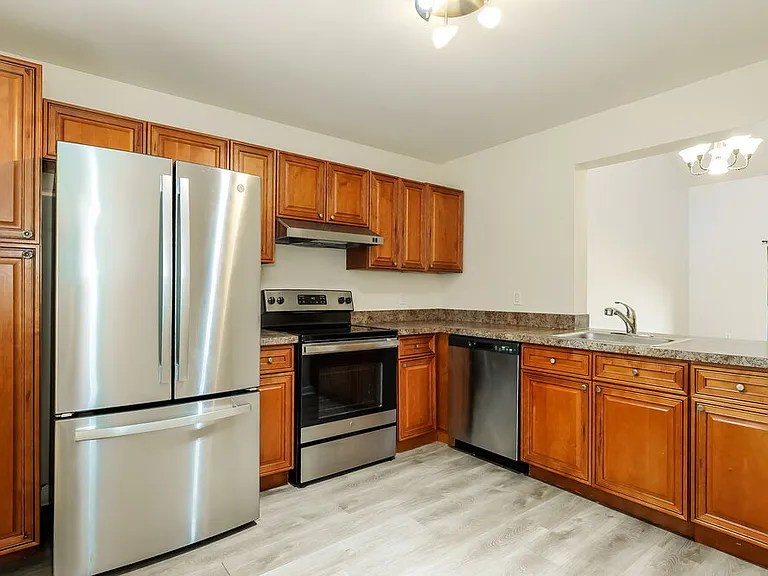 304 Lakeview Dr E — Photo 6