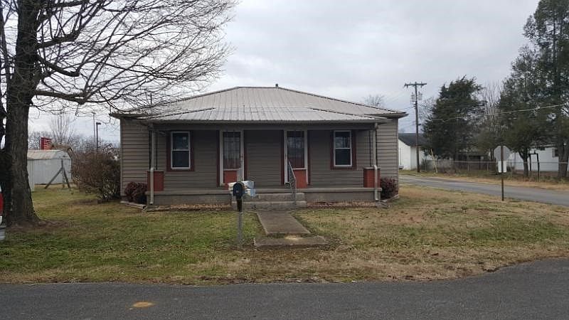 1st image of 211 E Maple St