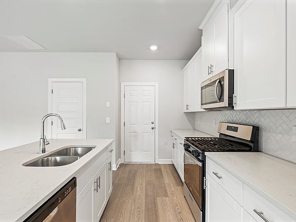 Welcome to the Dallas floorplan at Brayfield Manor - Heritage Collection.