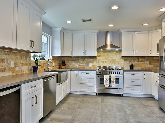 4th image of 621 N Evergreen St