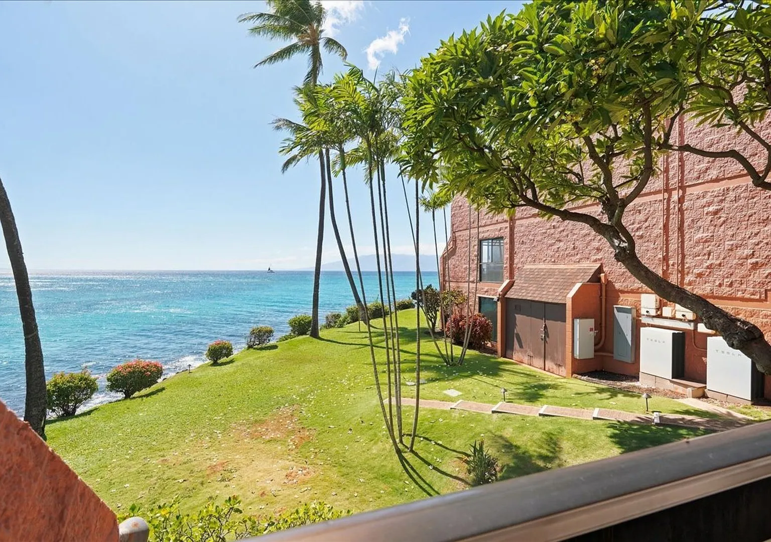 Direct Oceanfront Living at Kuleana - Furnished with Panoramic Views — Photo 4