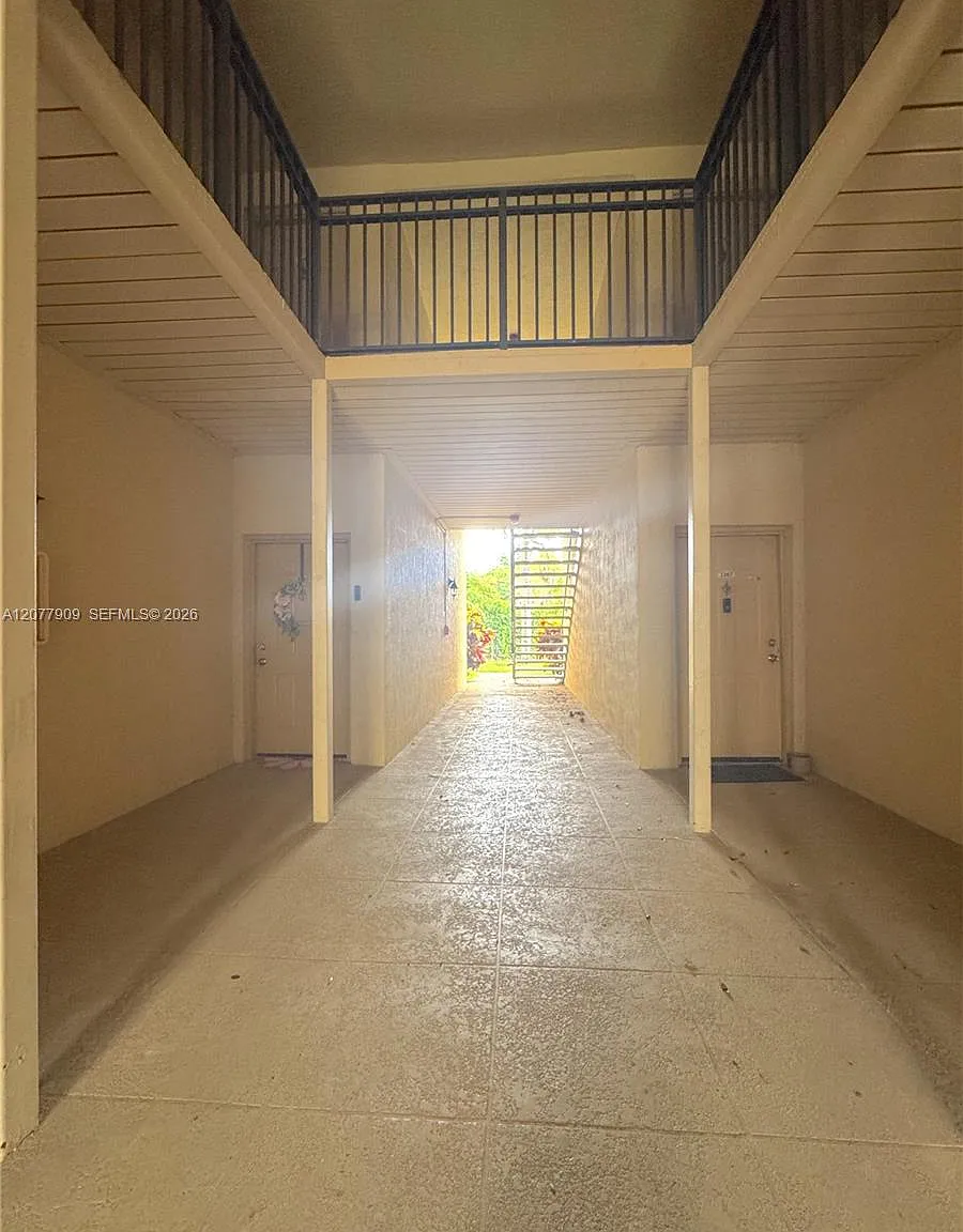 Royal Poinciana Condo — Photo 3