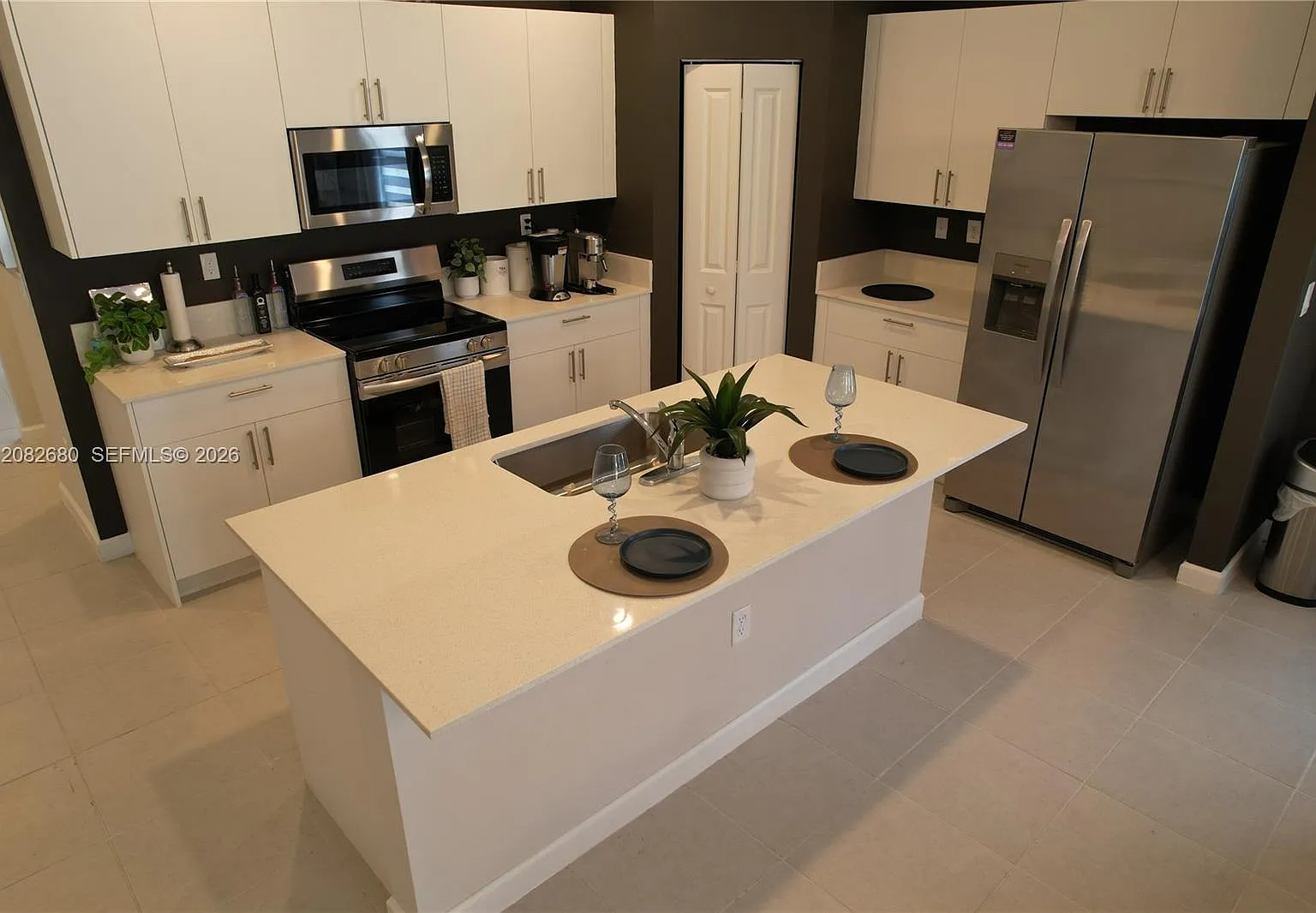4 bed, 2382 sqft, $4,500 — Photo 3