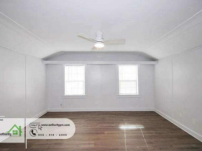 1143 Magnolia St — Photo 12