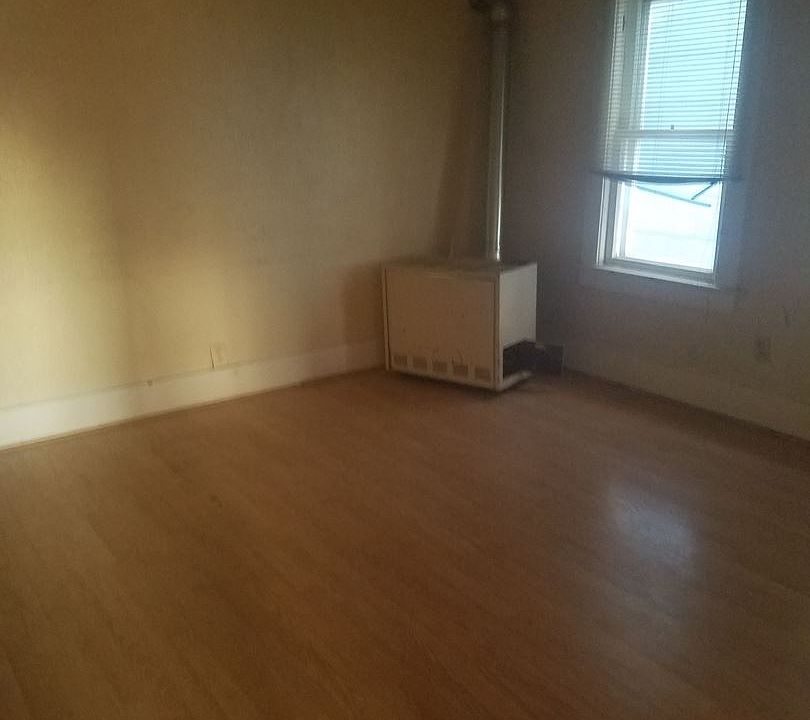 2nd image of 1559 Oak St APT D