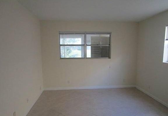 5th image of 105 Lake Gloria Dr
