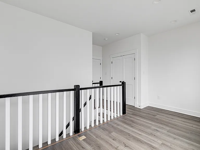 1827 W Cary St — Photo 17