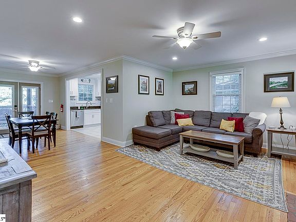 4th image of 117 Ashford Ave