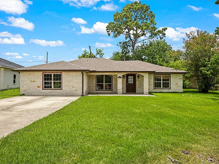 1209 Dogwood Dr — Photo 2