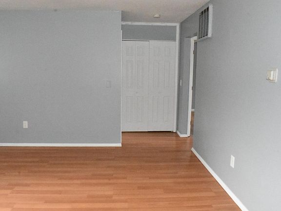 3rd image of 810 Burns St