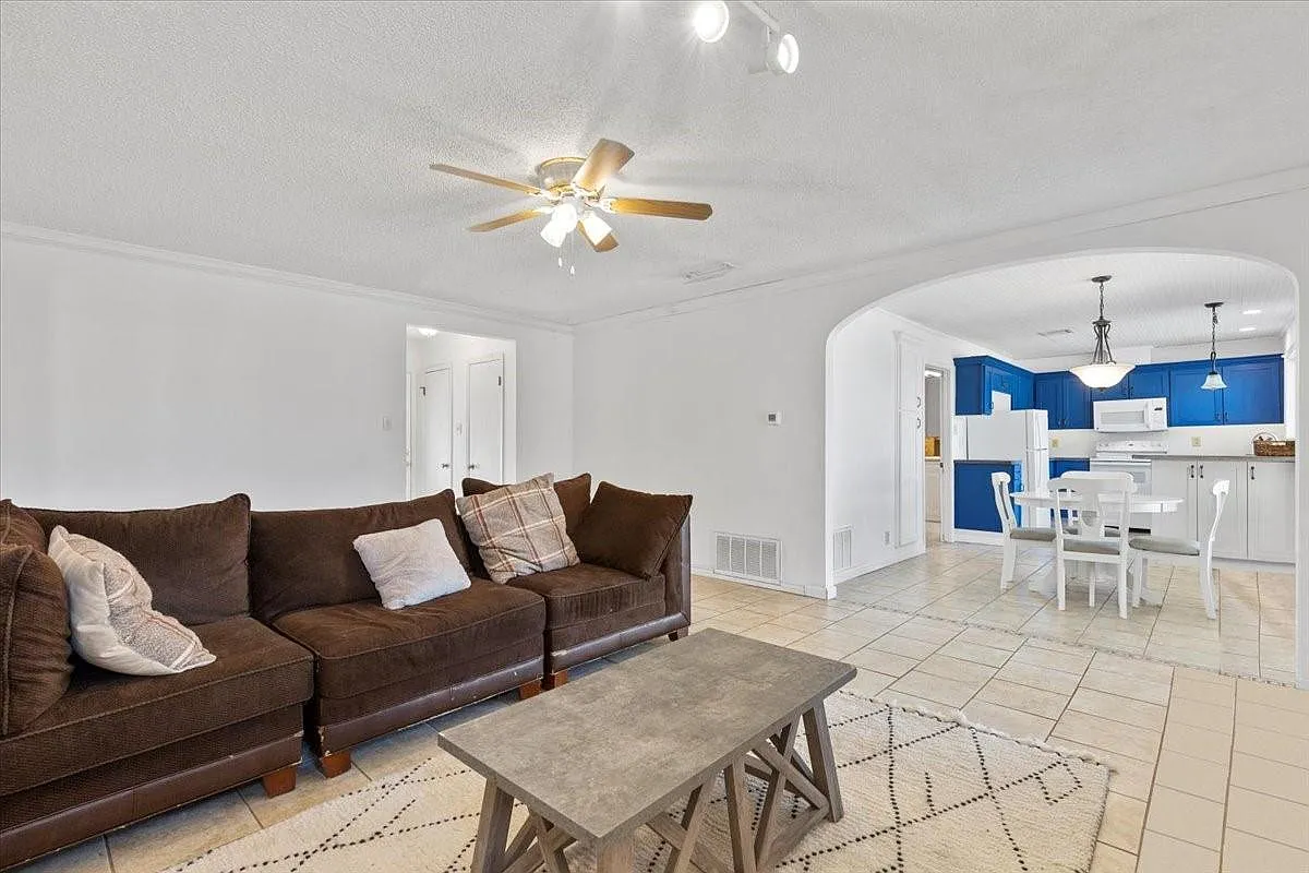 4 bed, 2.0 bath, 1763 sqft, $2,100 — Photo 4