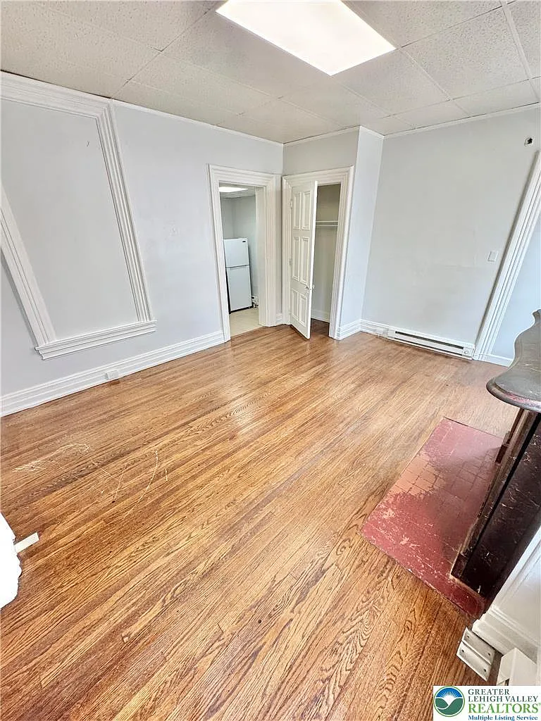 1 bed, 1.0 bath, 450 sqft, $895 — Photo 2