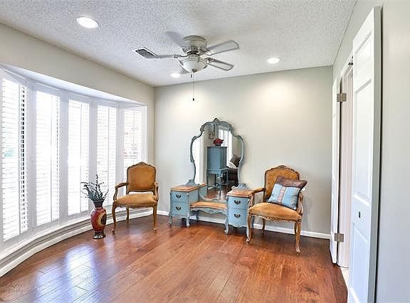 4th image of 150 Lawrence Cir