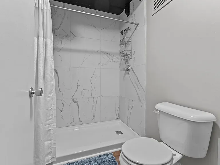 1100 Clarendon St #204 — Photo 20