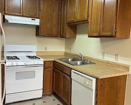 3rd image of 1818 Stoner Ave APT 102